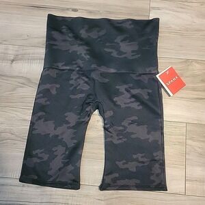 Spanx Lamo Bike Shorts Womens Medium Black Camo NEW‎ NWT